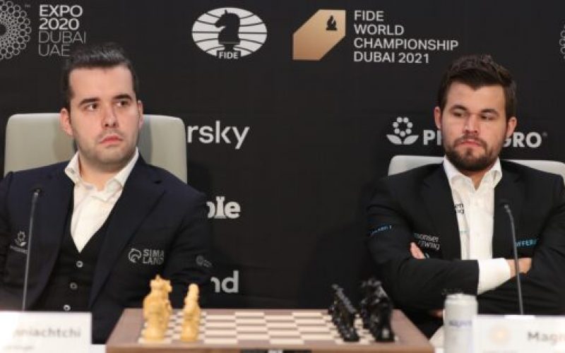 Dubai (United Arab Emirates), 24/11/2021.- Ian Nepomniachtchi (L) of Russia and Magnus Carlsen (R) of Norway attend a press conference prior to the FIDE World Chess Championship during the EXPO 2020 Dubai in Dubai, United Arab Emirates, 24 November 2021. 192 countries take part in the EXPO 2020 Dubai which runs from 01 October 2021 to 31 March 2022. (Noruega, Rusia, Emiratos Árabes Unidos) EFE/EPA/ALI HAIDER